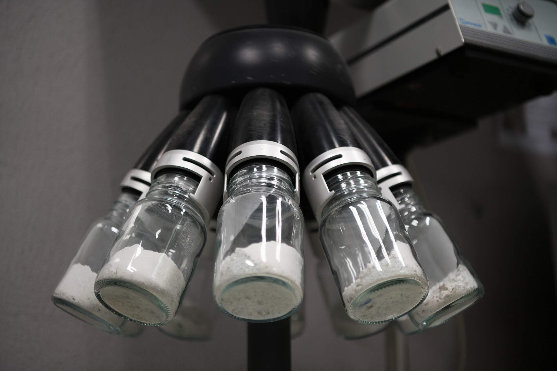 Lucía Álvarez, del Avilés R&D Centre de Saint-Gobain Glass, sostiene que una parte del camino a 2030 puede recorrerse con tecnologías ya conocidas —más contenido reciclado, eficiencia energética, electrificación—, pero que alcanzar las cero emisiones netas exigirá desarrollos que hoy siguen en fase de demostración / Foto: Marta Martín · © Marta Martín. Derechos de uso reservados.